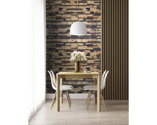 Sufragerie cu masă, scaune, lampă suspendată, placare de perete din piatră și lemn