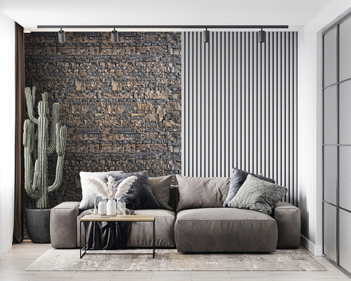 Cameră de zi cu canapea, măsuță de cafea, plantă de interior, perete de piatră și lampă de plafon