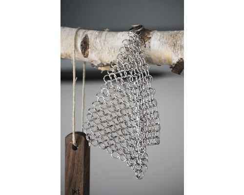 Curățător de oale din oțel inoxidabil cu mâner din lemn atârnat de o creangă