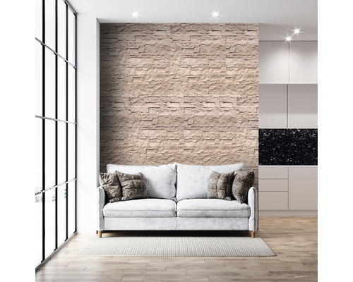 Cameră de zi cu perete de piatră, canapea și fereastră pentru o atmosferă luminoasă și prietenoasă