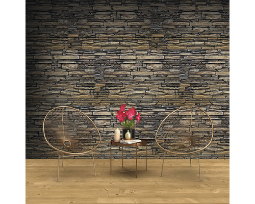 Cameră de zi cu tapet cu aspect de piatră, două scaune și o masă