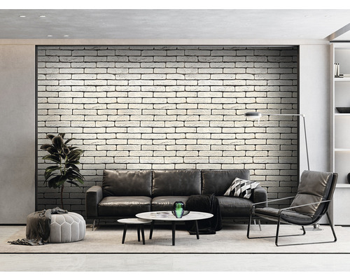 Living cu canapea, fotoliu și decor de perete cu aspect de piatră