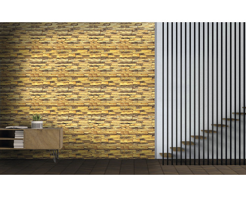 Interior cu perete de piatră, bufet și scară