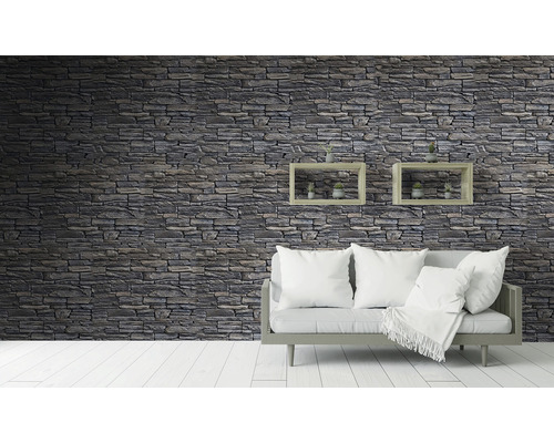 Cameră de zi cu perete din piatră gri, rafturi și canapea