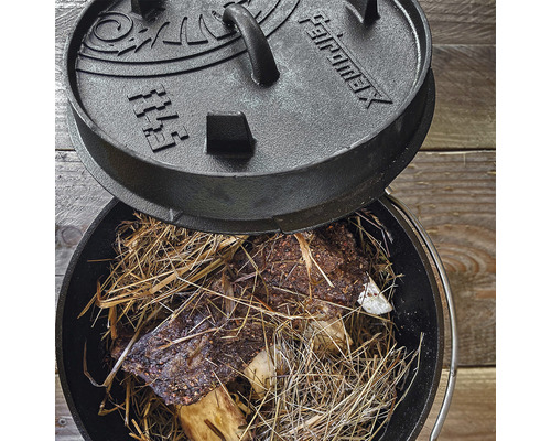 Oală olandeză din fontă cu capac și alimente