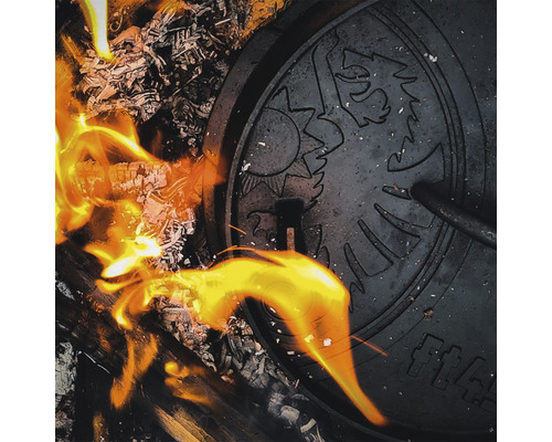 Vatră cu cuptor olandez cu model în relief