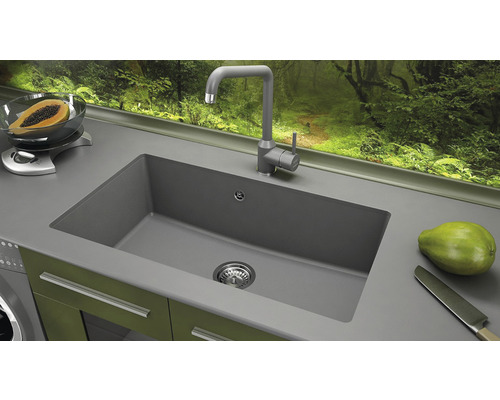 Scenă de bucătărie cu chiuvetă, baterie și ingrediente proaspete