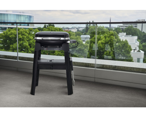 Grătar electric Weber Lumin pe o terasă