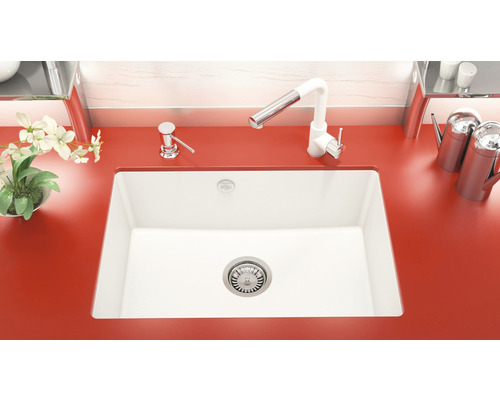 Chiuvetă de bucătărie pătrată cu robinet și dozator de săpun pe un blat de bucătărie