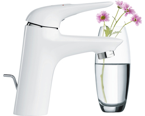 Baterie lavoar albă cu flori într-un pahar