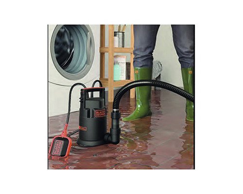 Pompă de apă murdară Black and Decker în funcțiune într-o cameră inundată