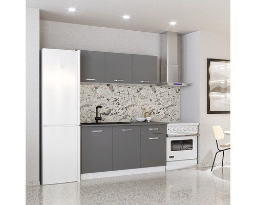 Bucătărie modernă cu dulapuri gri, frigider alb și hotă