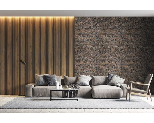 Cameră de zi cu perete cu panouri, perete de piatră, canapea și fotoliu