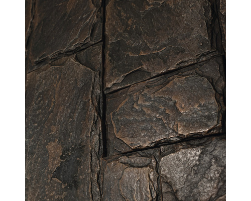 Prim-plan cu un placaj de perete cu aspect de piatră.