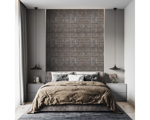 Dormitor cu perete de piatră, pat și noptiere