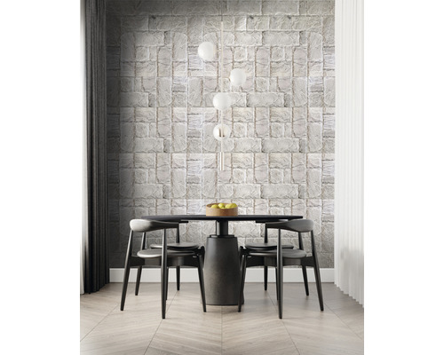 Sufragerie cu masă, scaune și tapet cu aspect de piatră pentru o ambianță modernă