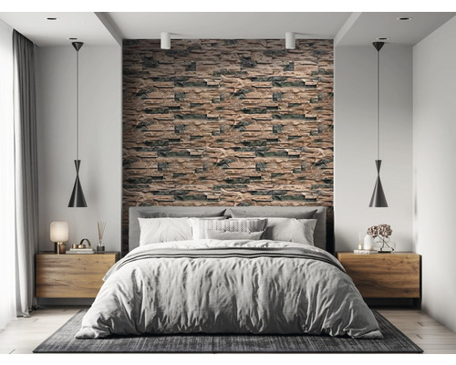 Dormitor cu pat dublu, noptiere și perete cu aspect de piatră