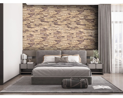 Dormitor luminos cu tapet de piatră, pat și noptiere