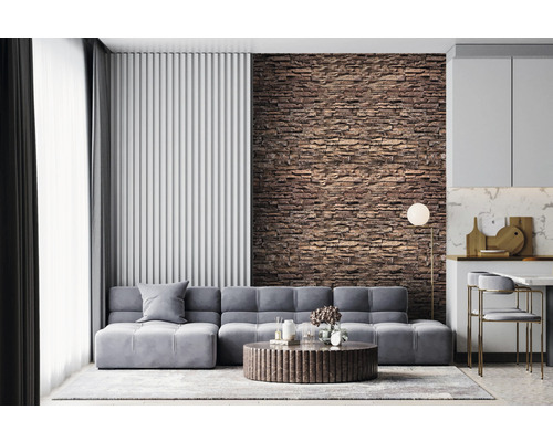 Sufragerie cu canapea gri, măsuță de cafea, perete de piatră și profile decorative