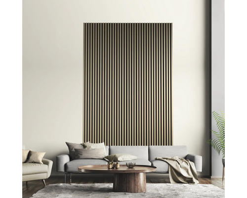 Cameră de zi cu perete din panouri de lemn canelat în spatele unei canapele gri