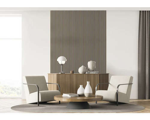 Cameră de zi cu două fotolii, măsuță de cafea, comodă și lambriu din lemn