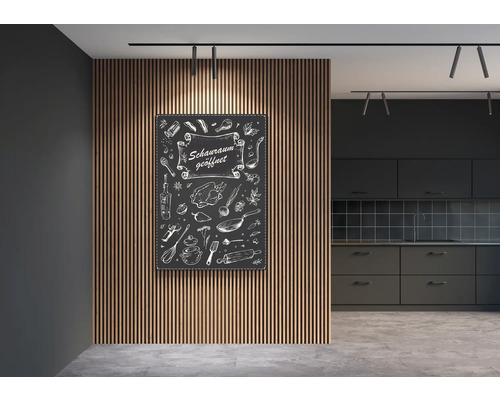 Imagine de perete decorativă cu motive de gătit și textul Schauraum deschis într-o bucătărie modernă