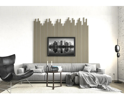 Living cu canapea, fotoliu, masă, lampadar și decor de perete cu imagine