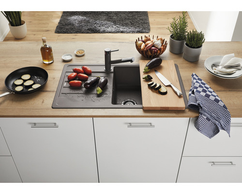 Chiuvetă de bucătărie din material compozit cu robinet într-o bucătărie modernă