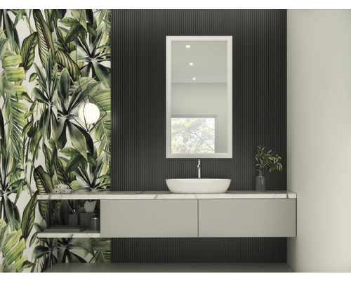 Baie modernă cu oglindă, chiuvetă și tapet botanic