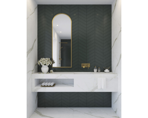 Baie luminoasă cu oglindă, chiuvetă și prosoape