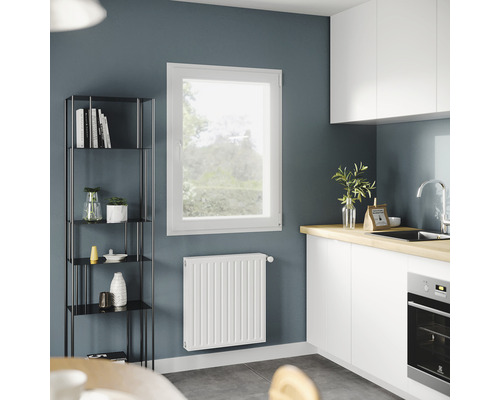 Bucătărie modernă cu fereastră, radiator, raft și dulapuri încorporate pentru un ambient luminos și organizat.