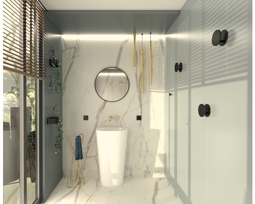 Baie luminoasă cu chiuvetă independentă, oglindă rotundă și accente aurii