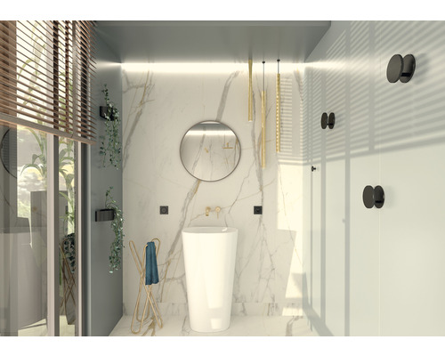 Baie modernă cu chiuvetă independentă, oglindă și iluminat