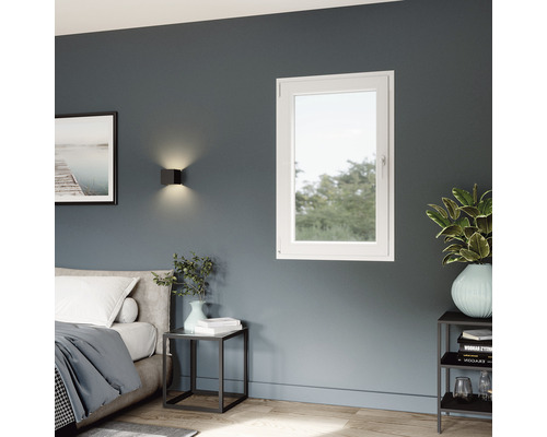 Imagine cu cameră cu fereastră, lampă, pat și măsuțe laterale