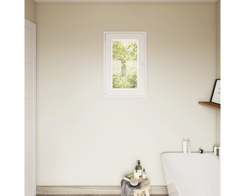 Baie cu fereastră albă și vedere spre verdeață