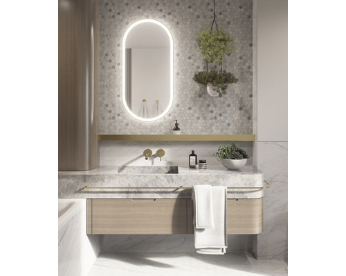 Baie modernă cu oglindă, lavoar și elemente decorative