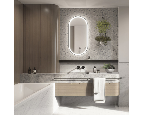 Baie luminoasă cu lavoar, oglindă cu iluminare și dulap de baie