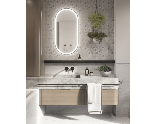 Baie cu lavoar, oglindă cu iluminare, armături și decorațiuni