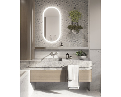 Baie cu lavoar, oglindă iluminată și decorațiuni