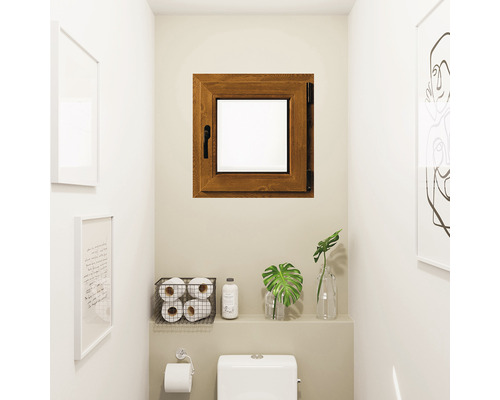 Baie cu fereastră din lemn, toaletă, raft și decorațiuni