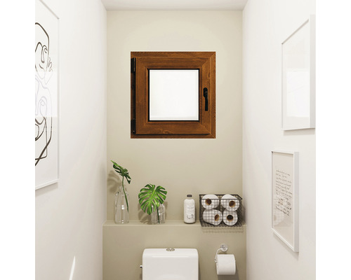 Baie cu fereastră din lemn, toaletă, decorațiuni și tablouri pe perete