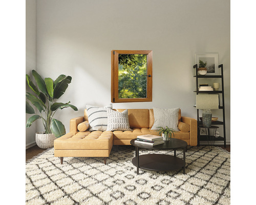 Cameră de zi cu canapea de colț bej, măsuță de cafea și fereastră