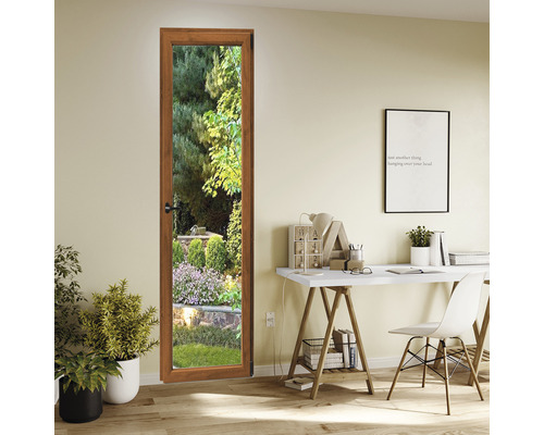 Ușă din lemn cu vedere la grădină într-o cameră luminoasă