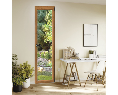 Ușă din lemn cu vedere spre o grădină într-o cameră luminoasă