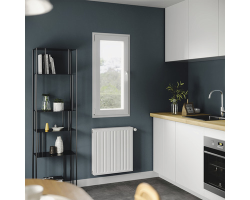 Vedere a bucătăriei cu fereastră, radiator, chicinetă și raft