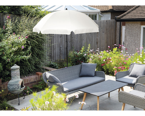 Set de mobilier de grădină cu umbrelă de soare pe o terasă