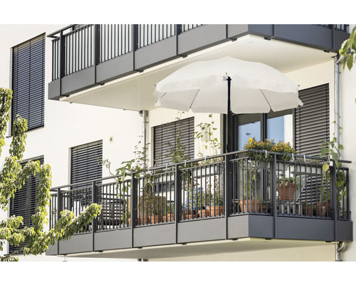 Balcon cu umbrelă de soare, plante și balustradă metalică
