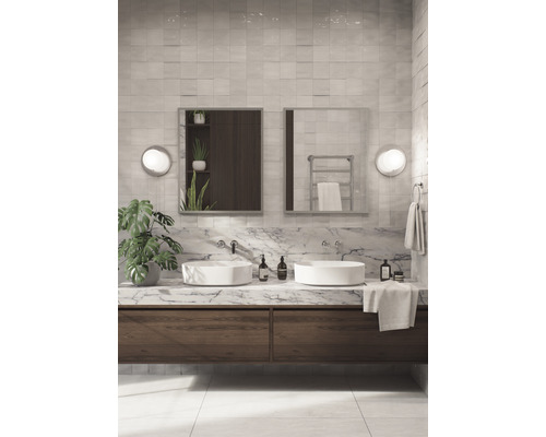 Baie luminoasă cu chiuvetă dublă, oglinzi și elemente din lemn pentru un design modern