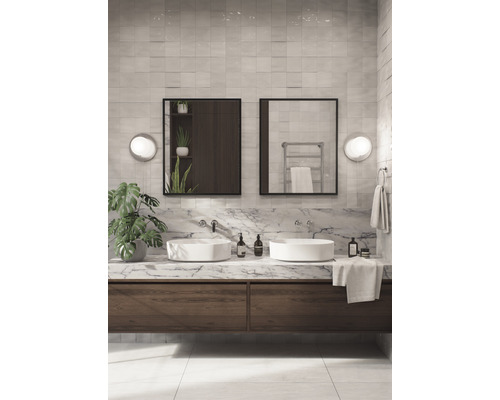 Baie cu lavoar dublu, oglinzi și aplice de perete