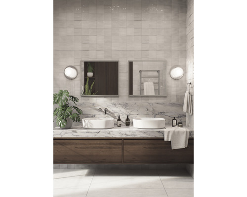 Baie cu chiuvetă dublă, oglinzi și blat de marmură